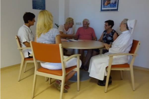 Ethische Bewohnerinnen und Bewohnerbesprechung